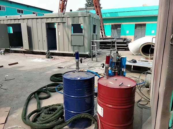 湖南聚氨酯發(fā)泡設(shè)備 Q2600型集裝箱移動(dòng)房保溫施工(圖2) 湖南聚氨酯發(fā)泡設(shè)備Q2600型集裝箱移動(dòng)房保溫施工