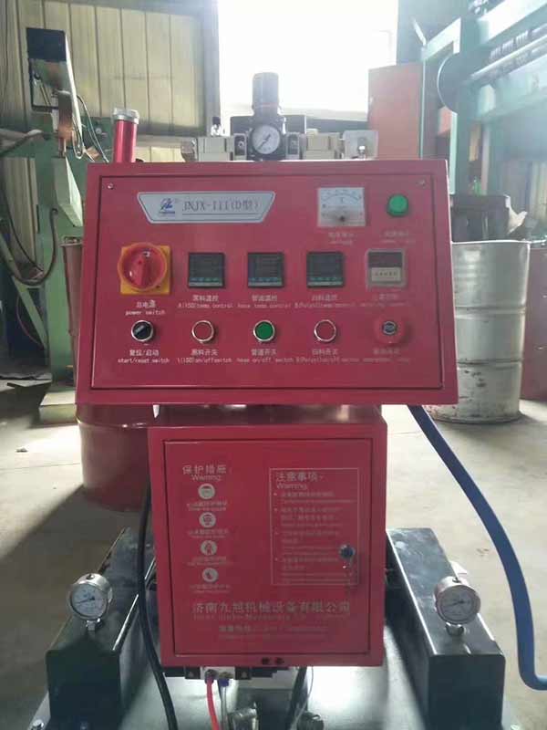 進口聚氨酯發(fā)泡機(圖1) 不銹鋼水箱保溫聚氨酯發(fā)泡機JNJX-III(D)型