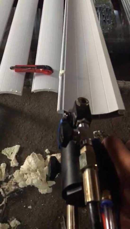 自動伸縮卷簾門簾片填充聚氨酯澆注機(jī)(圖1) 自動伸縮卷簾門簾片填充聚氨酯澆注