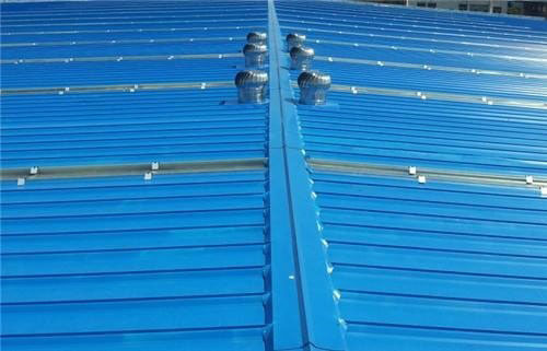 彩鋼瓦屋面聚脲防水防腐的效果怎么樣 小型聚脲噴涂機(jī)(圖1) 彩鋼瓦屋面聚脲防水防腐效果