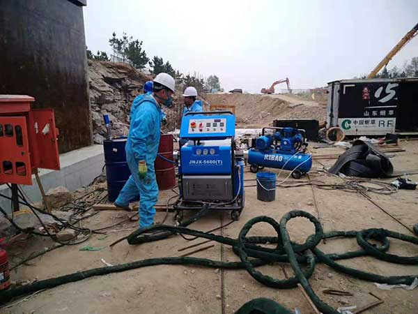 硬泡聚氨酯噴涂機(圖1) 硬泡聚氨酯噴涂機H5600T