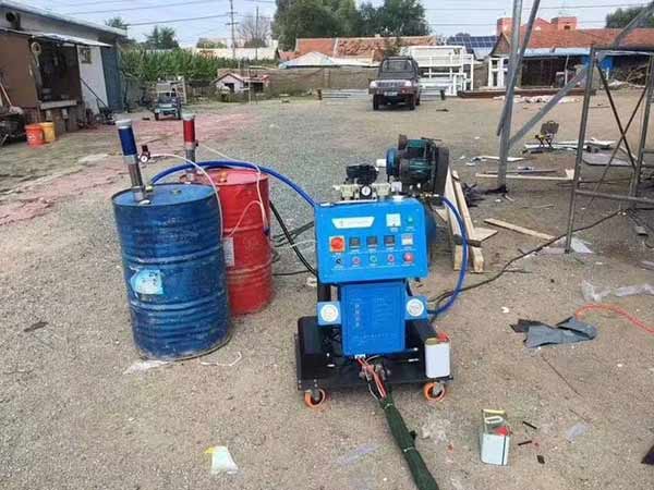 聚氨酯補(bǔ)口注料機(jī)(圖2) Q2600-D聚氨酯補(bǔ)口注料機(jī)管道保溫施工案例