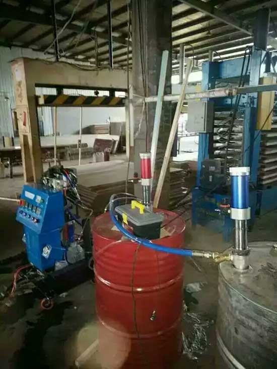 聚氨酯門板發(fā)泡設(shè)備(圖1) Q2600-D聚氨酯門板發(fā)泡設(shè)備