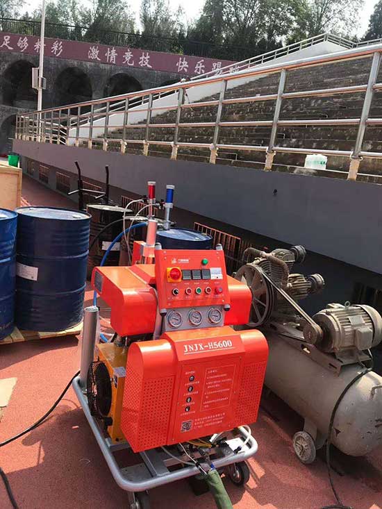 體育場(chǎng)看臺(tái)聚脲防水涂料(圖1) 雙組份體育場(chǎng)看臺(tái)聚脲防水涂料施工案例