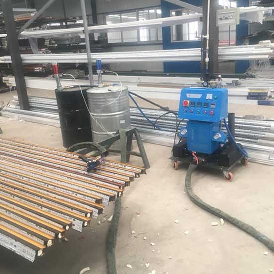 澆注聚氨酯設(shè)備(圖1) 高壓Q2600D澆注聚氨酯設(shè)備