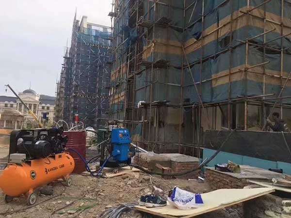 墻面噴涂機多少錢一臺(圖1) Q2600聚氨酯外墻噴涂機