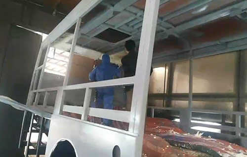 車輛內(nèi)飾頂棚噴涂發(fā)泡保溫(圖1) 車輛內(nèi)飾頂棚噴涂發(fā)泡保溫