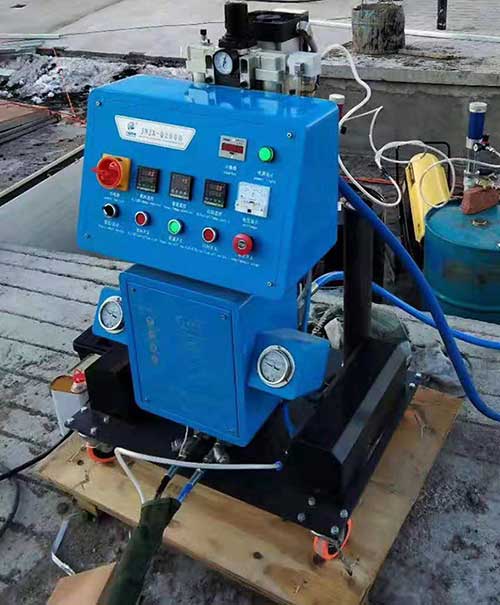 車輛內(nèi)飾頂棚噴涂發(fā)泡保溫(圖2) Q2600小型聚氨酯噴涂機(jī)