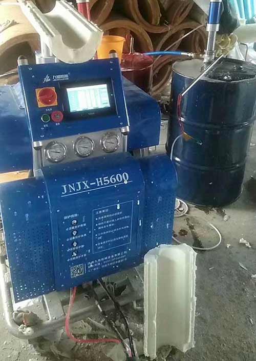 聚氨酯保溫材料噴涂機(jī)器(圖1) Q5600D聚氨酯瓦殼澆注機(jī)器