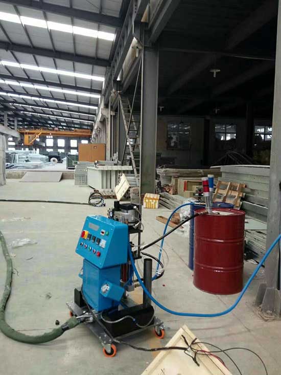 輕鋼別墅保溫聚氨酯 發(fā)泡用什么機器(圖1) Q2600輕鋼別墅保溫聚氨酯發(fā)泡機器