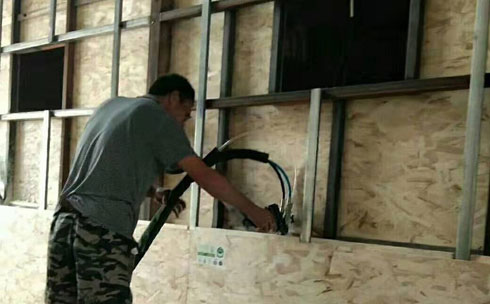 澆注發(fā)泡設(shè)備(圖2) 墻體夾層空腔澆注發(fā)泡聚氨酯案例