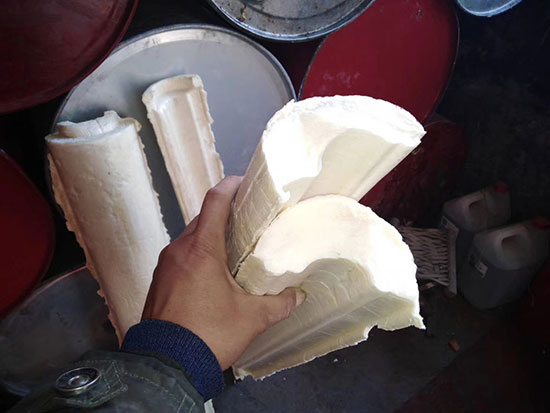 硬質(zhì)聚氨酯瓦殼(圖3) 硬質(zhì)聚氨酯瓦殼澆注成品