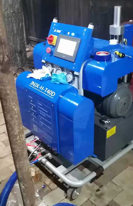 小型聚氨酯保溫發(fā)泡機(jī)(圖1) T40D小型聚氨酯保溫發(fā)泡機(jī)